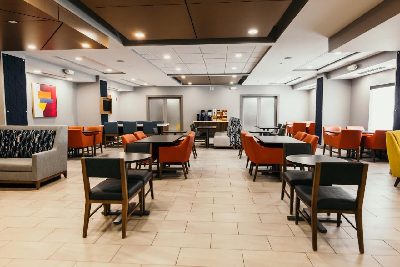 Holiday Inn Express And Suites Urbandale Des Moines, An Ihg Hotel Экстерьер фото